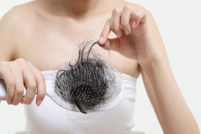 Tóc rụng nhiều khi tắm gội có bất thường?